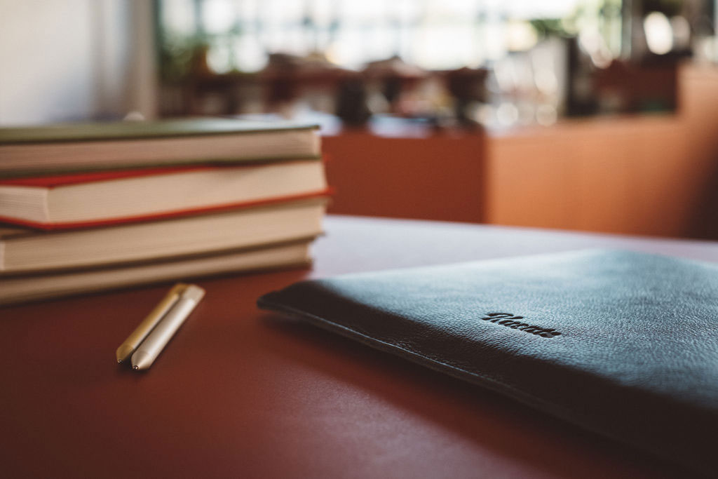 Leather Sleeve · Bücher und Pencil