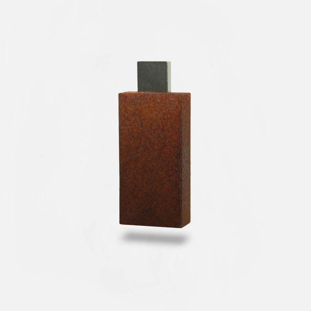 USB Monolith Rost · freigestellt